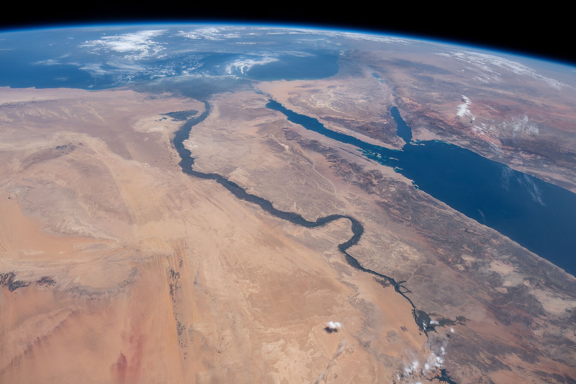 ISS-59 orbital photograph showing the Arabian Peninsula, Red Sea coast, Nile River and surrounding desert landscape from 254 miles above Earth