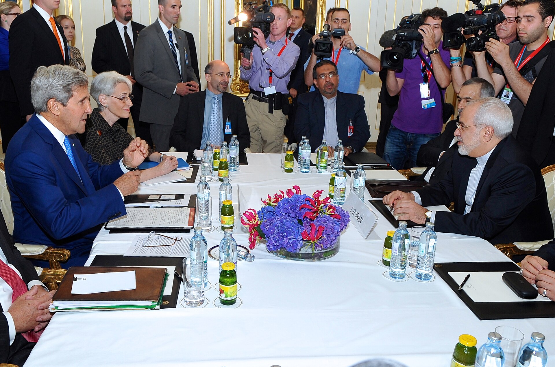 US Secretary of State John Kerry and Iranian Foreign Minister Javad Zarif seated across negotiating table at JCPOA nuclear talks in Vienna, July 2014