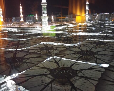 Al-Masjid an-Nabawi, the Prophet's Mosque in Medina, Saudi Arabia at night — the pilgrim destination for Iranian Hajj arrivals beginning April 27, 2026