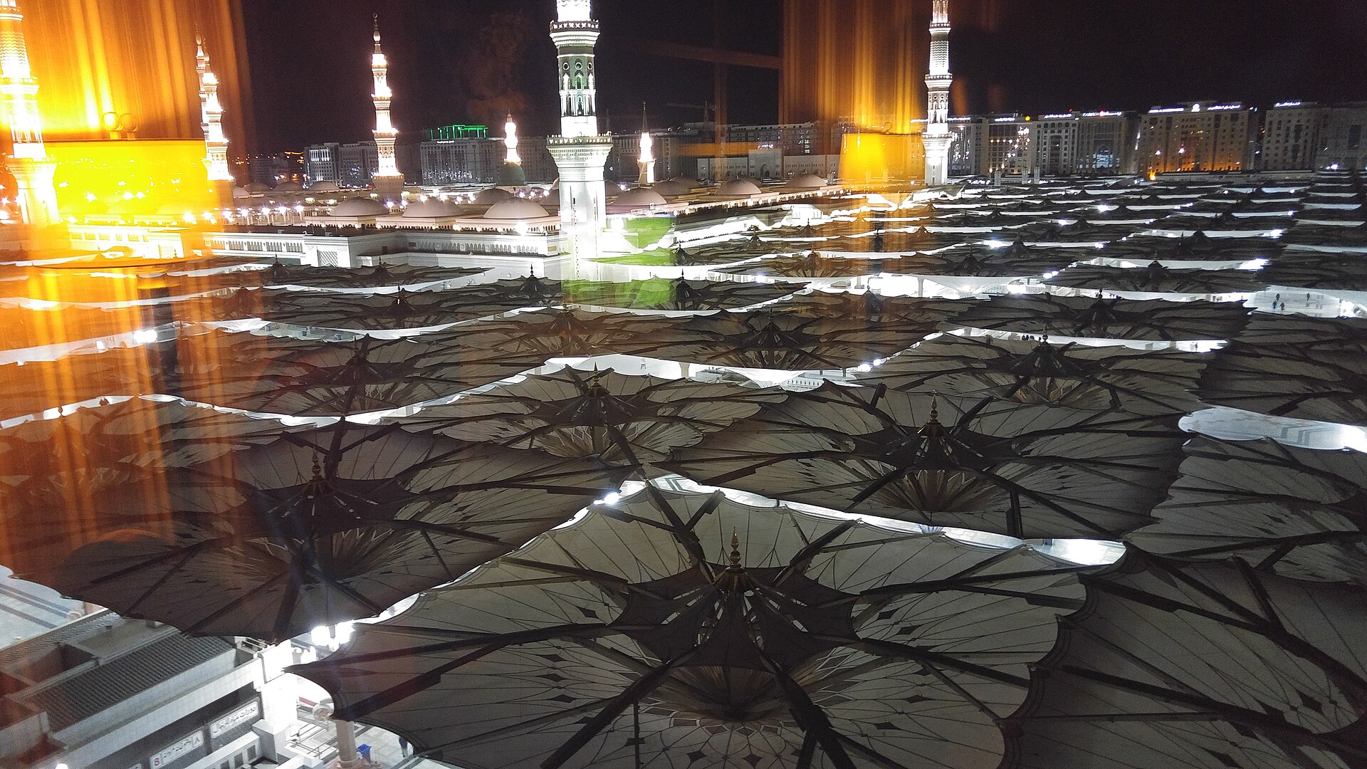 Al-Masjid an-Nabawi, the Prophet's Mosque in Medina, Saudi Arabia at night — the pilgrim destination for Iranian Hajj arrivals beginning April 27, 2026