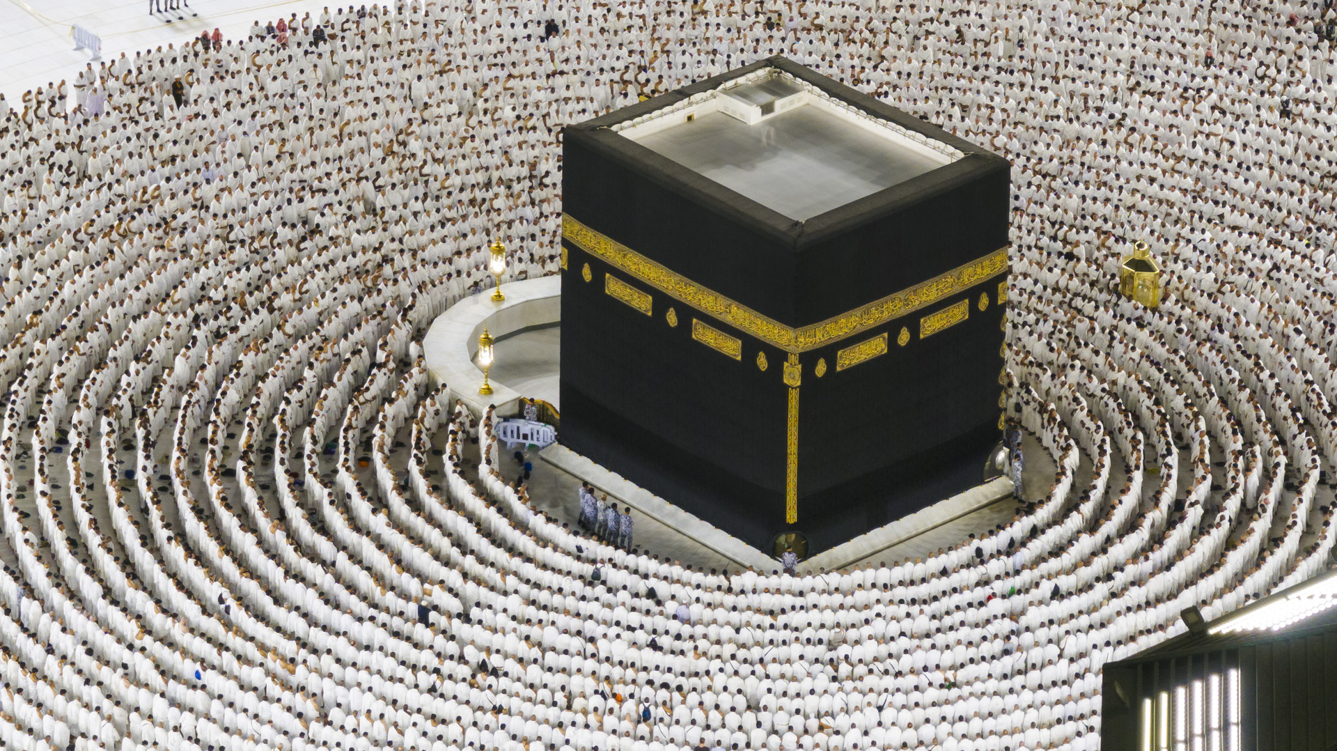 Muslim pilgrims in concentric circles around the Kaaba at Masjid al-Haram, Mecca, 2026 — the Hajj season beginning April 18 creates the hard deadline that compresses the blockade window to five days