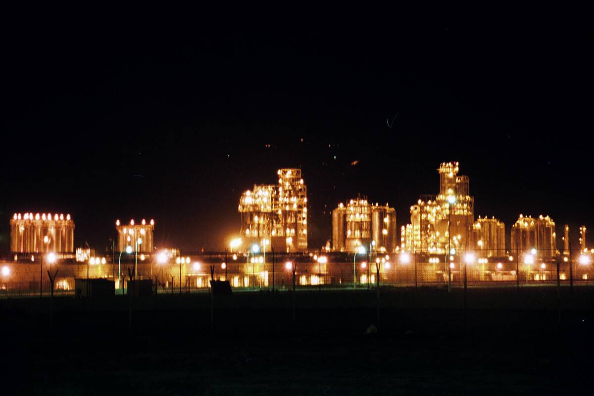 Mina Al Ahmadi oil refinery, Kuwait — Kuwait's largest refinery complex at 346,000 bpd capacity, illuminated at night along the Ahmadi governorate coastline