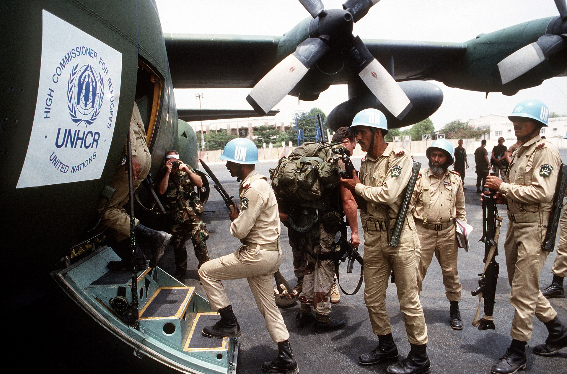 Pakistani UNOSOM I soldiers boarding a US Air Force C-130 Hercules transport aircraft for deployment to Mogadishu — Pakistan's military has used the same airlift infrastructure to project forces across the Middle East for three decades