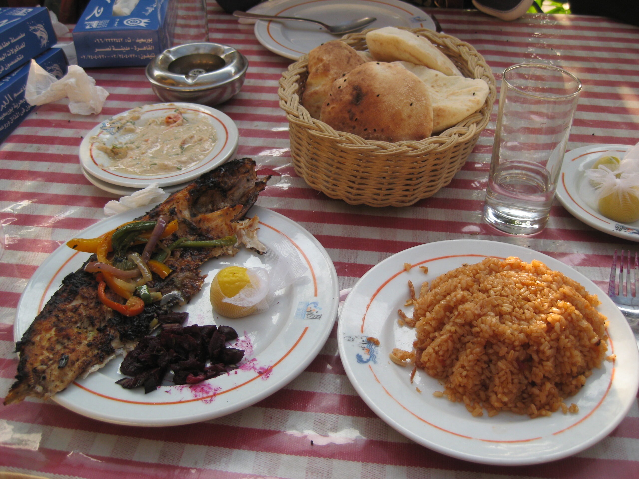Samak mashwi — grilled fish served with spiced rice and fresh bread, a typical coastal meal in Saudi Arabia
