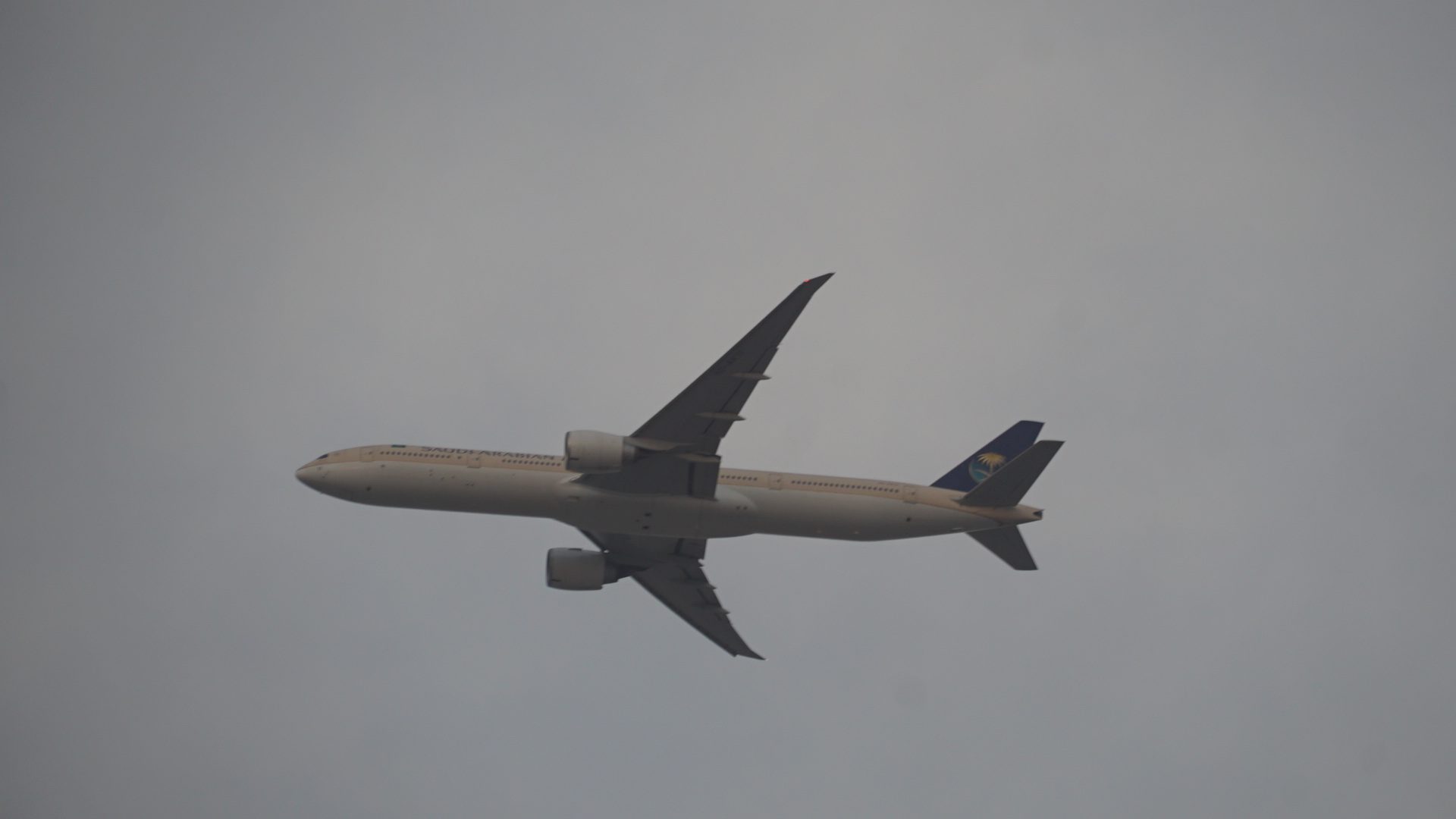 Saudia Boeing 777 approaching King Abdulaziz International Airport in Jeddah
