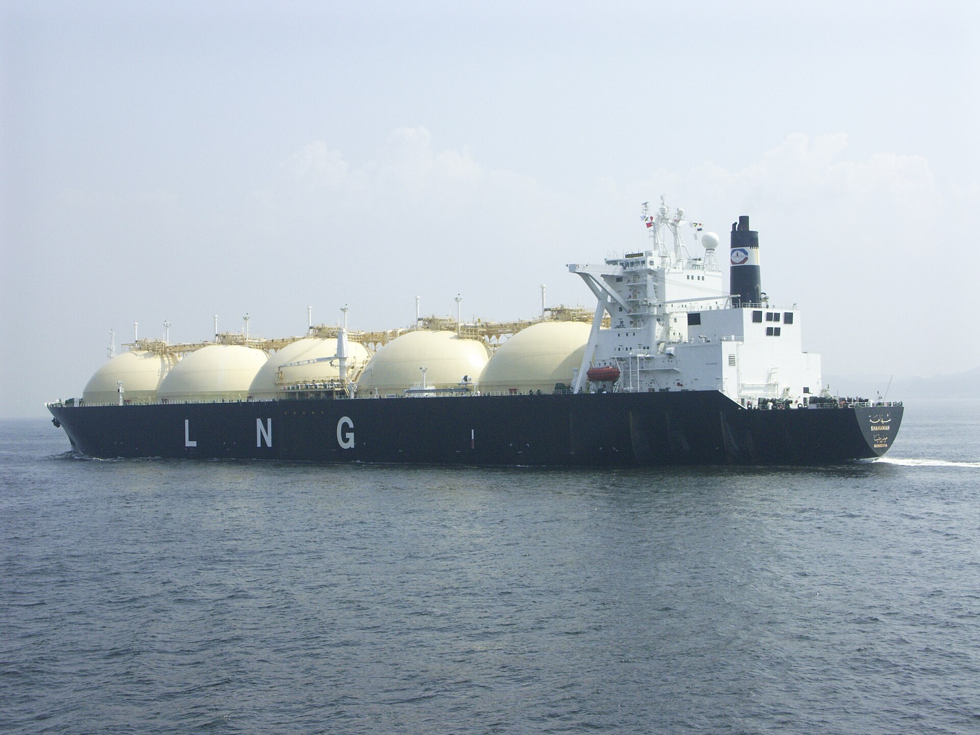 The LNG carrier Shahamah underway in the Uraga Channel, Japan, showing the characteristic spherical Moss-type cryogenic tanks of a Q-class gas carrier