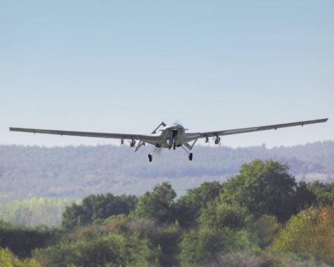 Ukrainian Bayraktar TB2 armed drone in flight, operated by the Ukrainian Air Force — the drone warfare technology Ukraine is now offering to Gulf states as a cost-competitive alternative to depleted Patriot interceptors