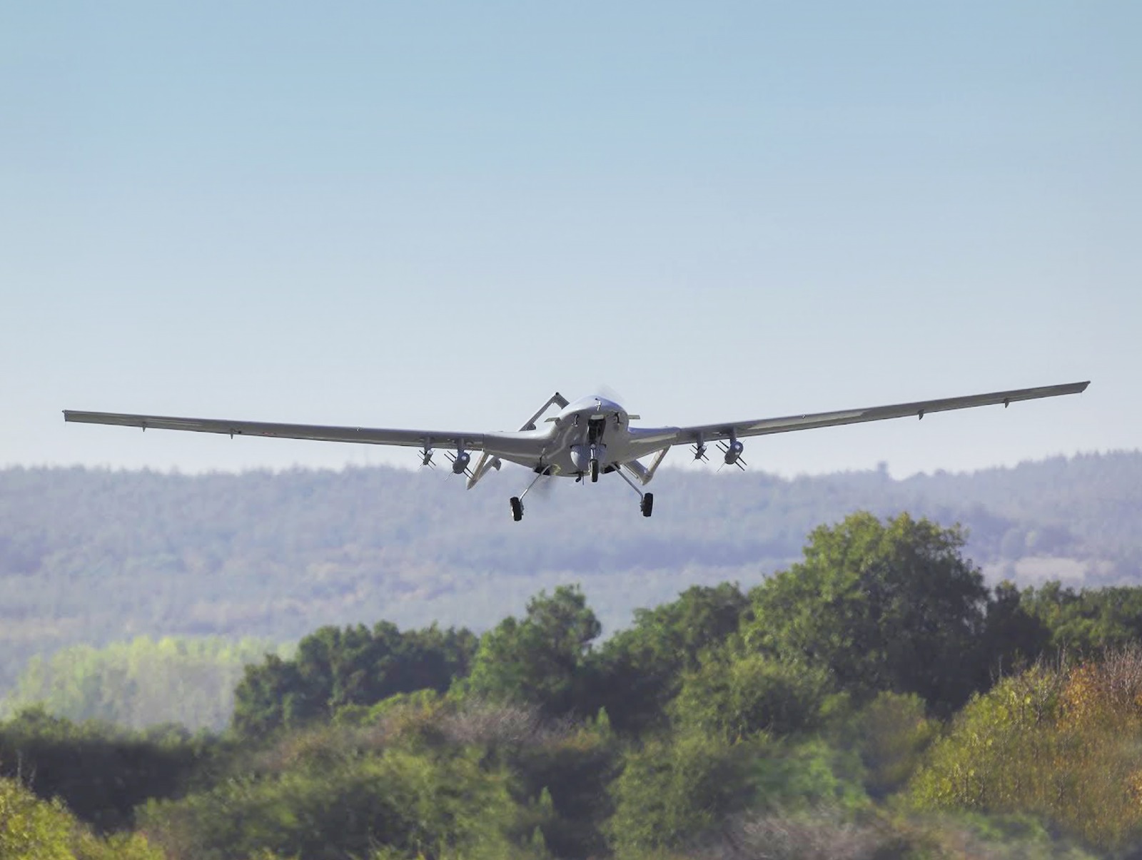 Ukrainian Bayraktar TB2 armed drone in flight, operated by the Ukrainian Air Force — the drone warfare technology Ukraine is now offering to Gulf states as a cost-competitive alternative to depleted Patriot interceptors