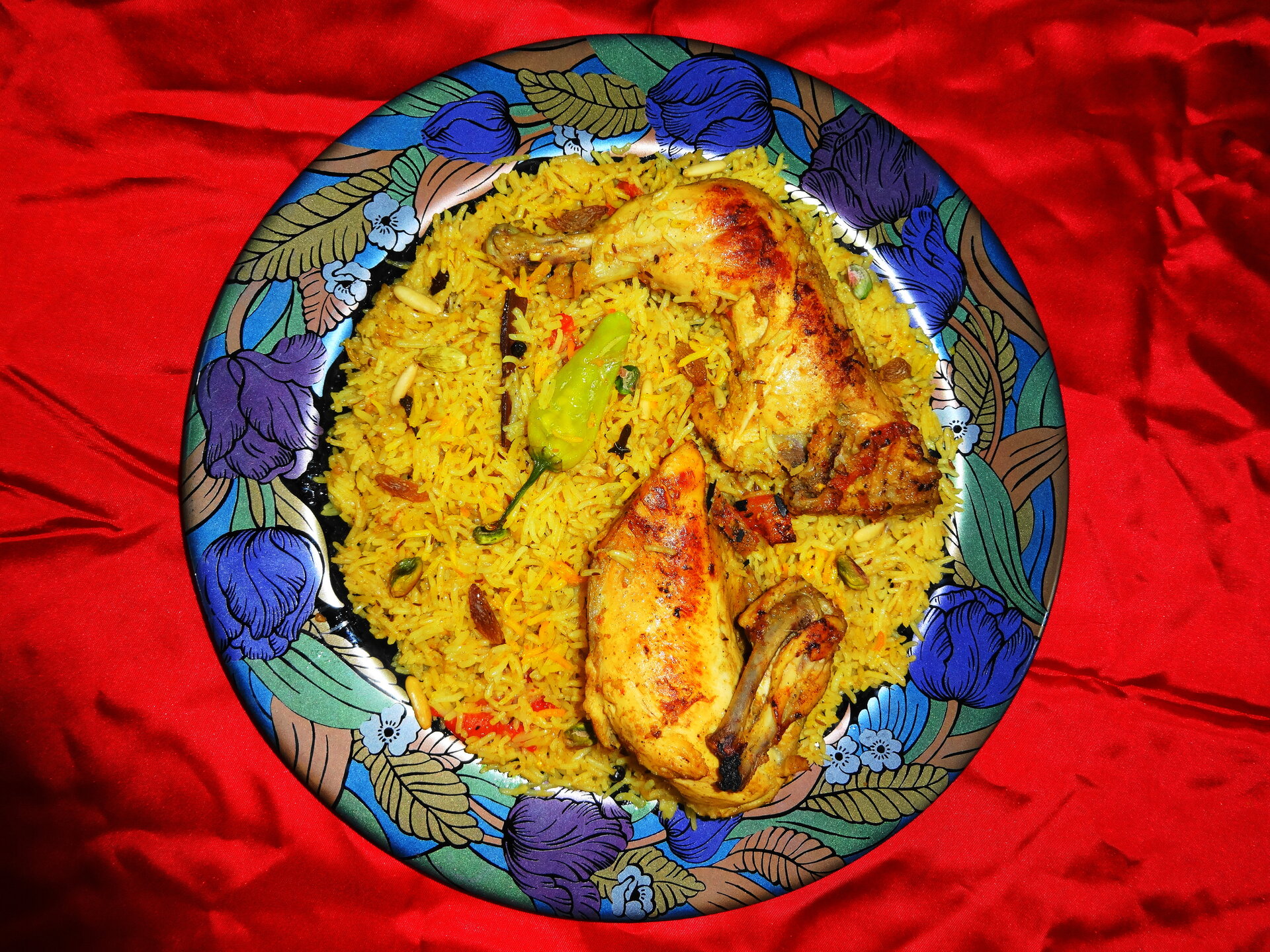 Chicken mandi rice served on a colourful plate, a traditional Hejazi dish found throughout Al Balad Jeddah