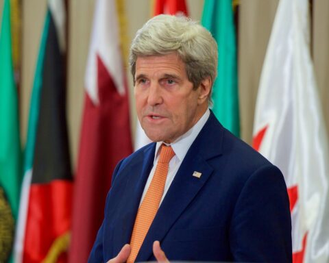 US Secretary of State Kerry addresses reporters alongside Saudi Foreign Minister al-Jubeir after a Gulf Cooperation Council ministerial meeting in Manama, 2016. The Gulf ministerial format — bringing together Washington and Gulf capitals for structured diplomacy — now forms the architectural template for 2026 US-Iran mediation efforts. Photo: US State Department / Public Domain