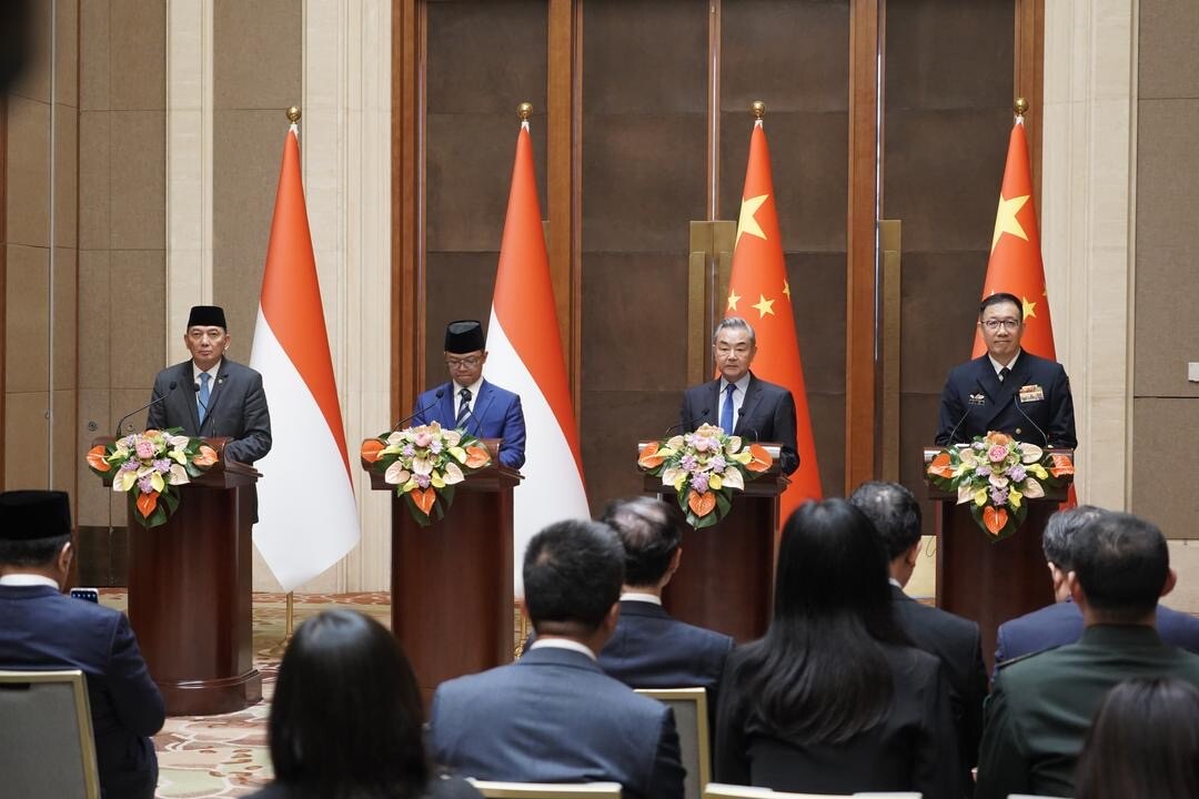 Chinese Foreign Minister Wang Yi addresses a joint press conference in Beijing alongside Indonesian counterparts in 2025, with Chinese and Indonesian flags flanking the podiums