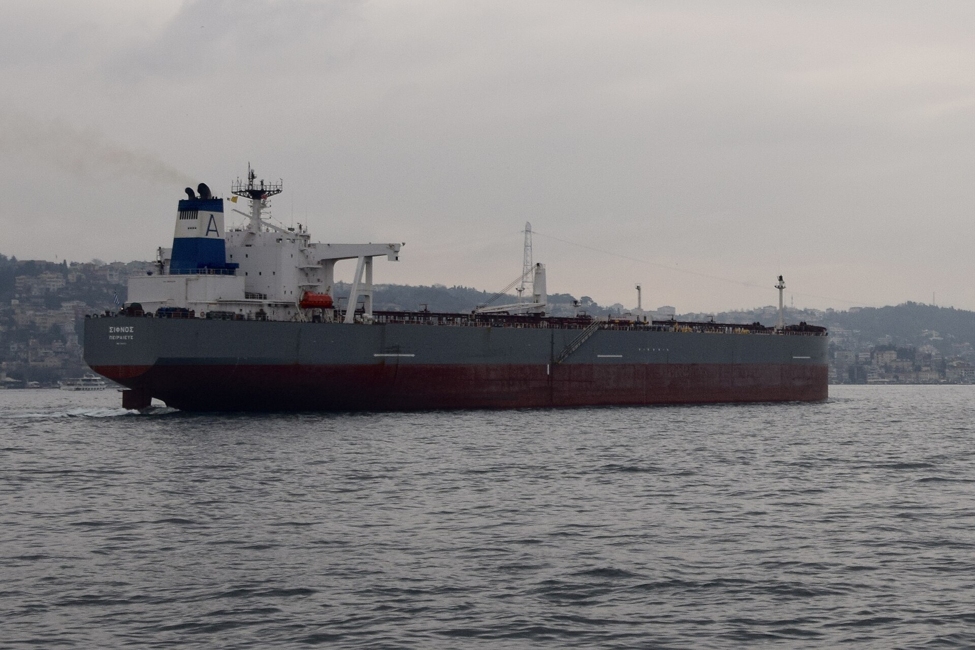 A crude oil tanker transiting a major strait. Under Iran's PGSA toll regime, Western-connected vessels face a binary trap: paying the toll triggers OFAC sanctions exposure; refusing triggers IRGC interdiction risk. CC BY-SA 4.0 / Ank Kumar