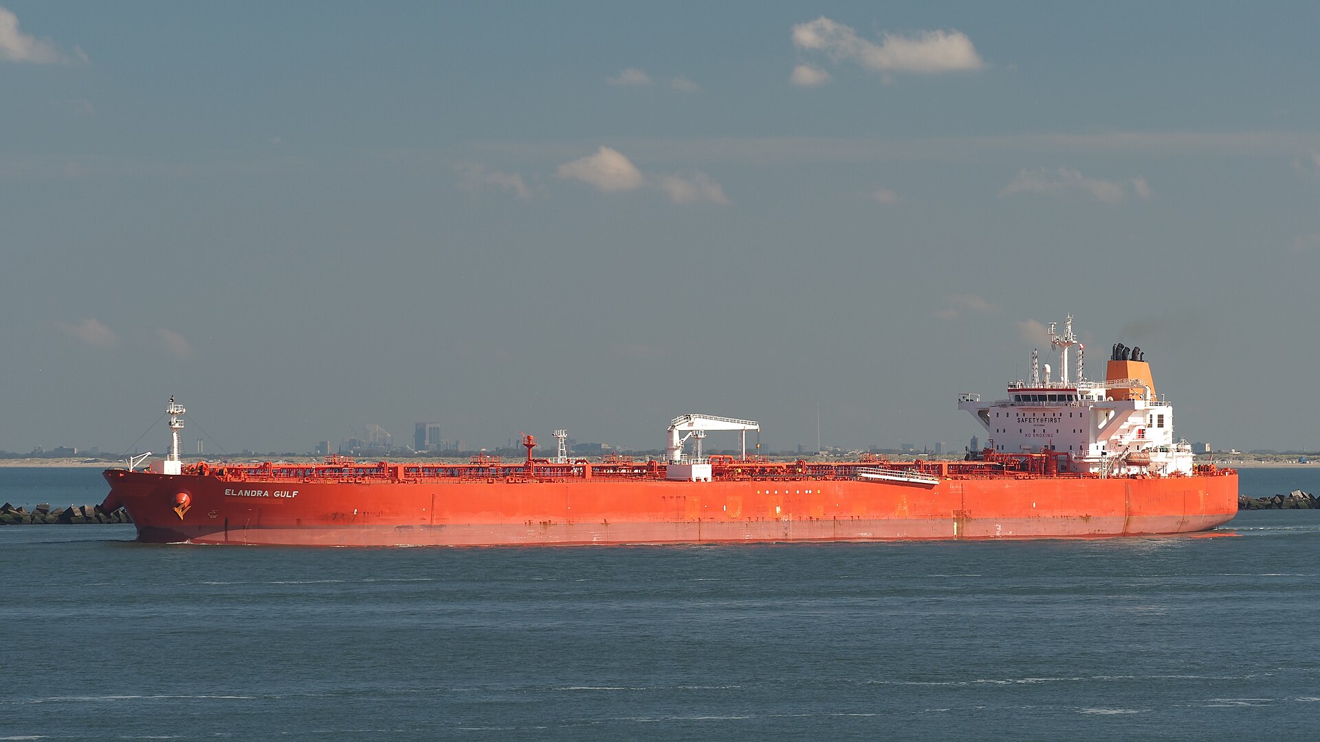 Elandra Gulf crude oil tanker VLCC underway at sea representing the class of commercial tanker vessels stranded inside the Gulf or facing record war-risk insurance premiums for Hormuz transit