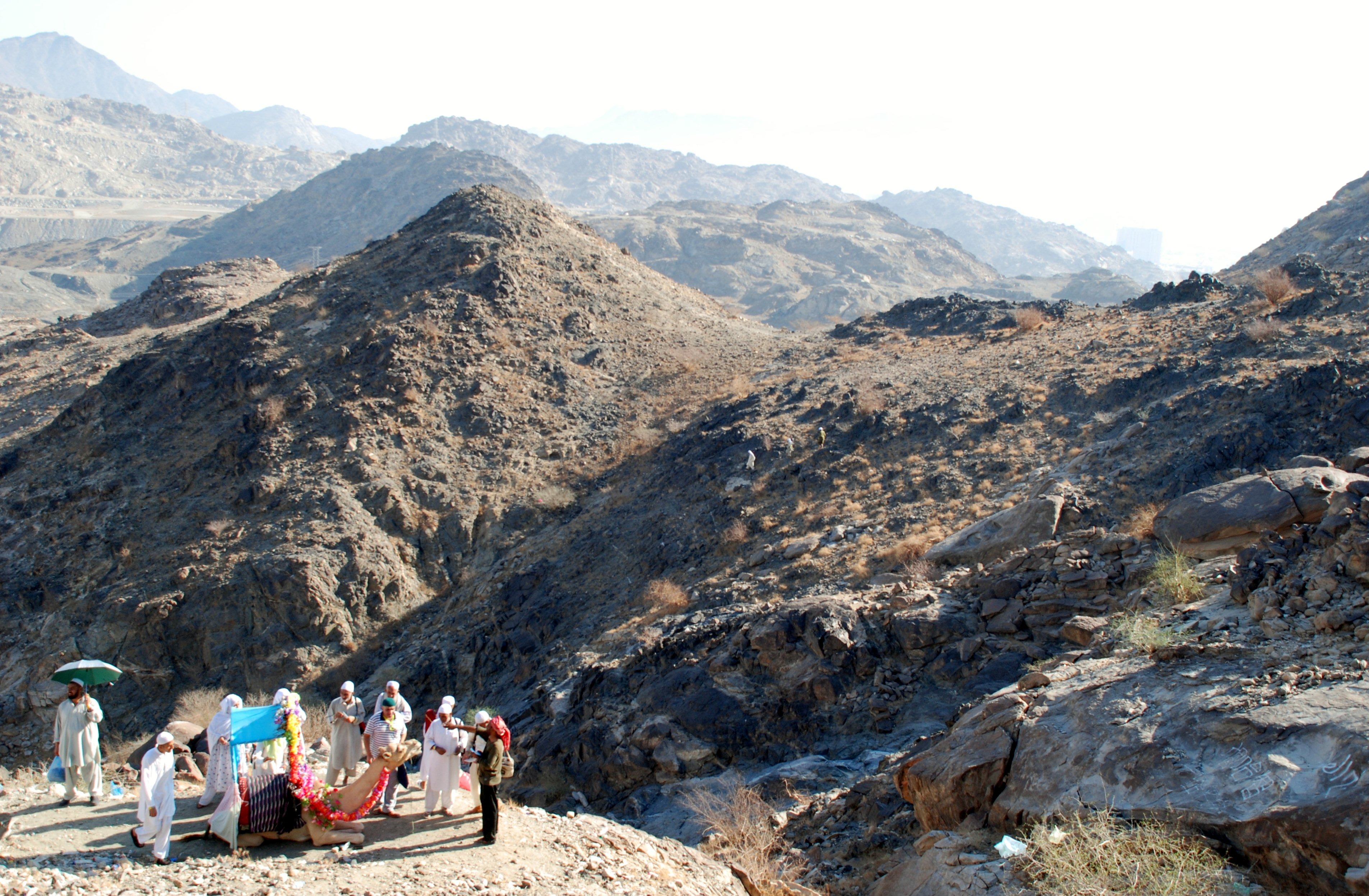 Aerial view of Hajj pilgrims on mountain path approaching Mecca, Saudi Arabia, illustrating the custodianship responsibilities that constrain Saudi diplomatic flexibility