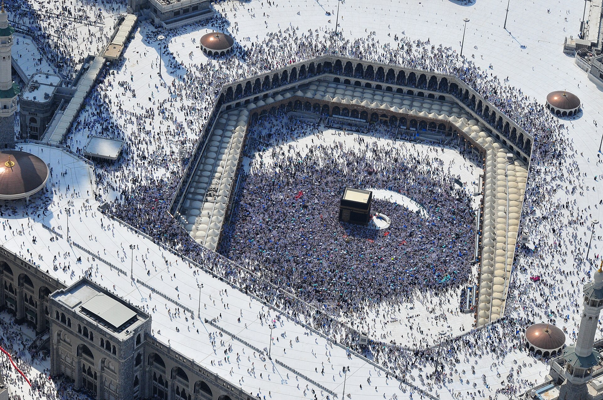 Aerial view of the Grand Mosque and Kaaba in Mecca during Hajj — the pilgrimage that 1,707,301 Muslims performed in 2026, the first Hajj season of the Iran war