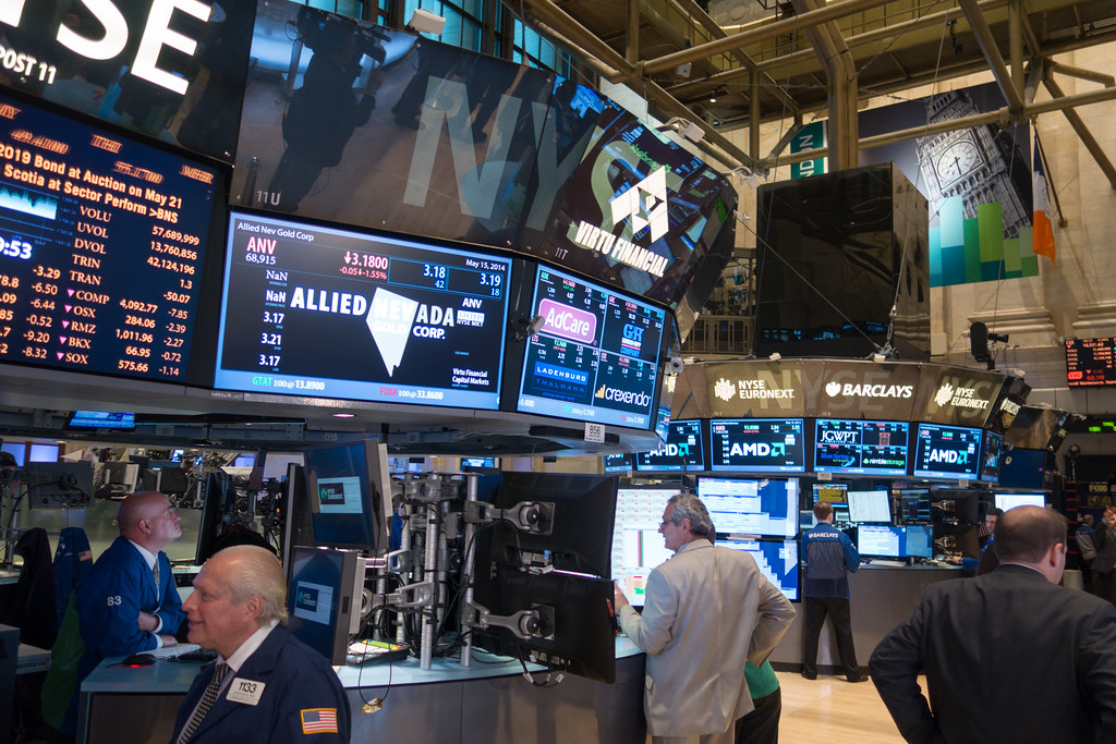 NYSE trading floor where bond investors bid on PIF's $7 billion deal — the 3.4-times oversubscription visible in live order screens, priced against a Saudi sovereign guarantee that exists only in Fitch's methodology