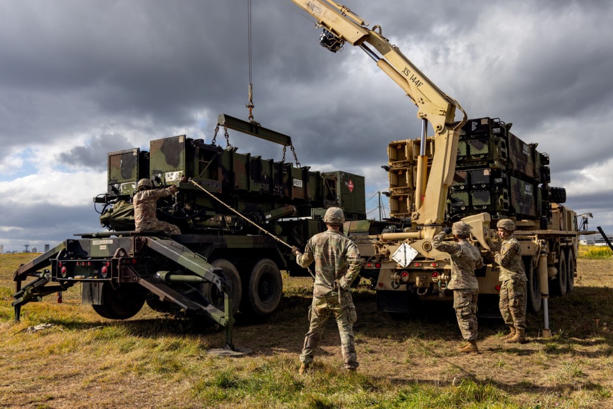 US Army soldiers reload a Patriot missile launcher, July 2025 — Camden plant produces 620 rounds per year for all global customers combined, leaving Saudi Arabia with no resupply before Hajj