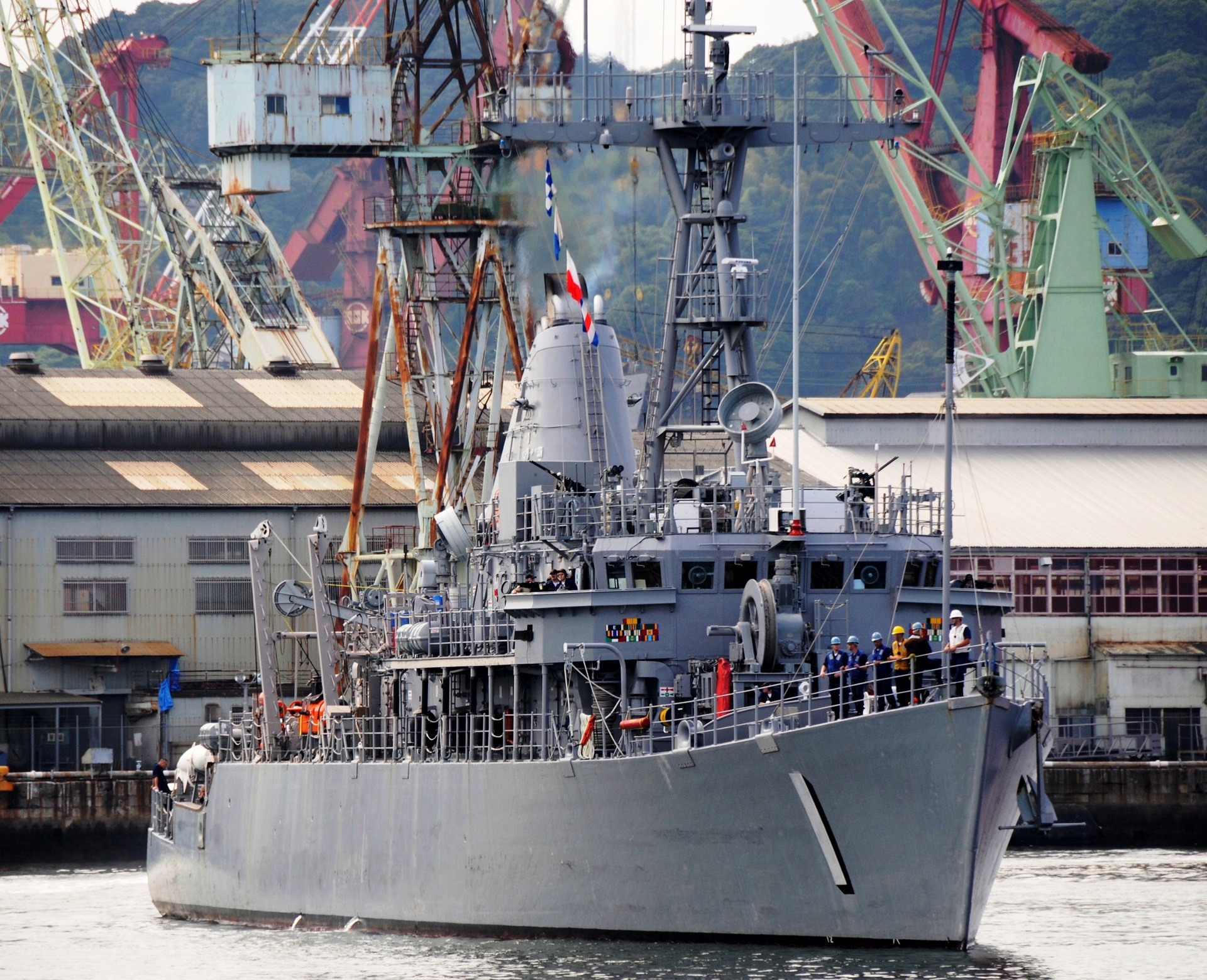 USS Avenger (MCM-1), lead ship of the Avenger-class mine countermeasures fleet, photographed in 2008. Four Avenger-class ships were forward-deployed at Bahrain until September 2025 when they were decommissioned; they were physically shipped to Philadelphia in January 2026, five weeks before the Iran conflict began. Photo: Richard Doolin, US Navy / Public Domain