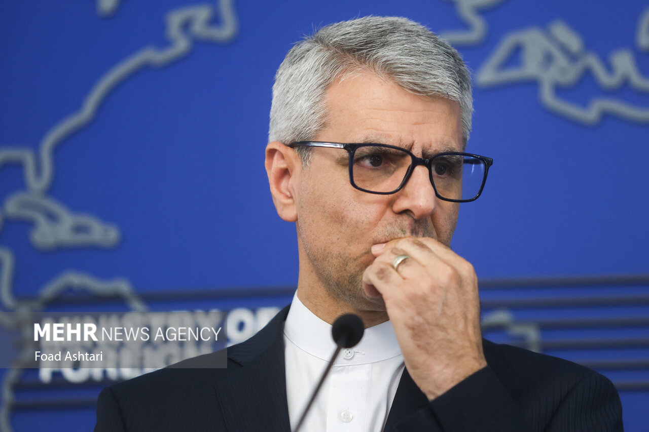 Iranian MOFA spokesperson Esmail Baghaei at the Iranian Foreign Ministry press briefing podium, 2025