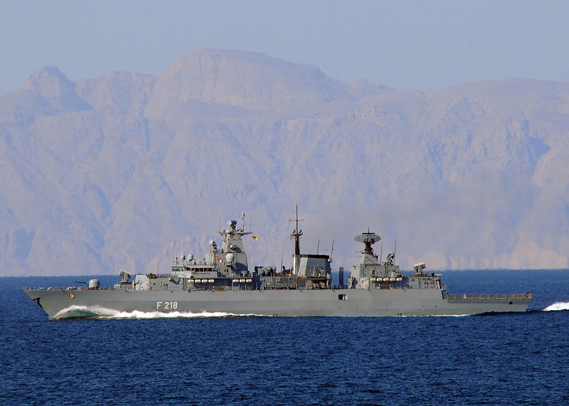 German frigate Mecklenburg-Vorpommern transiting the Strait of Hormuz near Musandam Peninsula, January 2008 — every vessel passing this waterway now faces PGSA service fees of approximately one dollar per barrel that the MOU's toll prohibition does not address