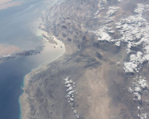 Strait of Hormuz satellite view from ISS Expedition 47, showing the narrow passage between the Persian Gulf (upper left) and Gulf of Oman, with Qeshm Island and the Musandam Peninsula. Photo: NASA / Public Domain