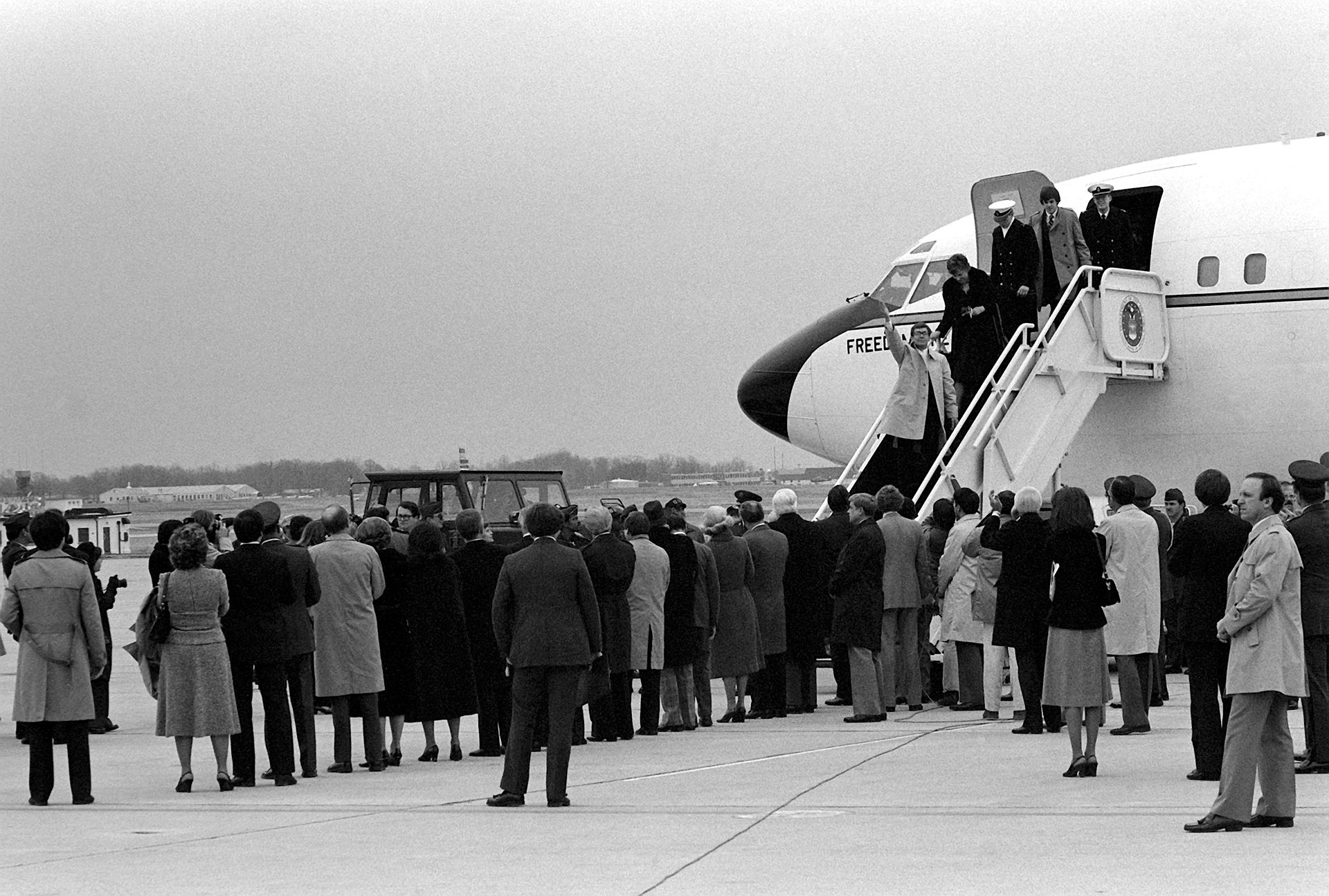 American hostages freed under the 1981 Algiers Accords disembark Freedom One aircraft after 444 days in Iranian captivity — a bilateral US-Iran agreement negotiated without Gulf Arab participation