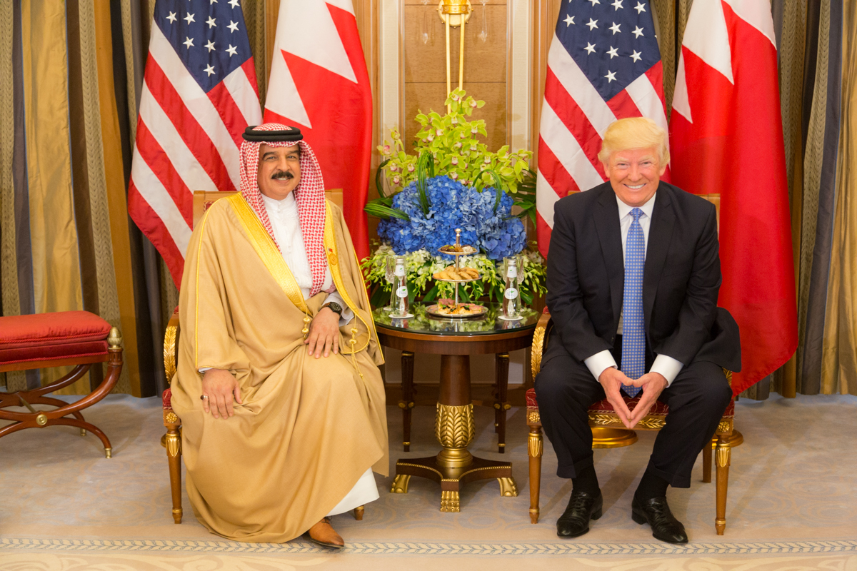 Bahrain King Hamad bin Isa Al Khalifa in bilateral meeting with US President Donald Trump at Ritz-Carlton Hotel in Riyadh, May 2017, with US and Bahrain flags