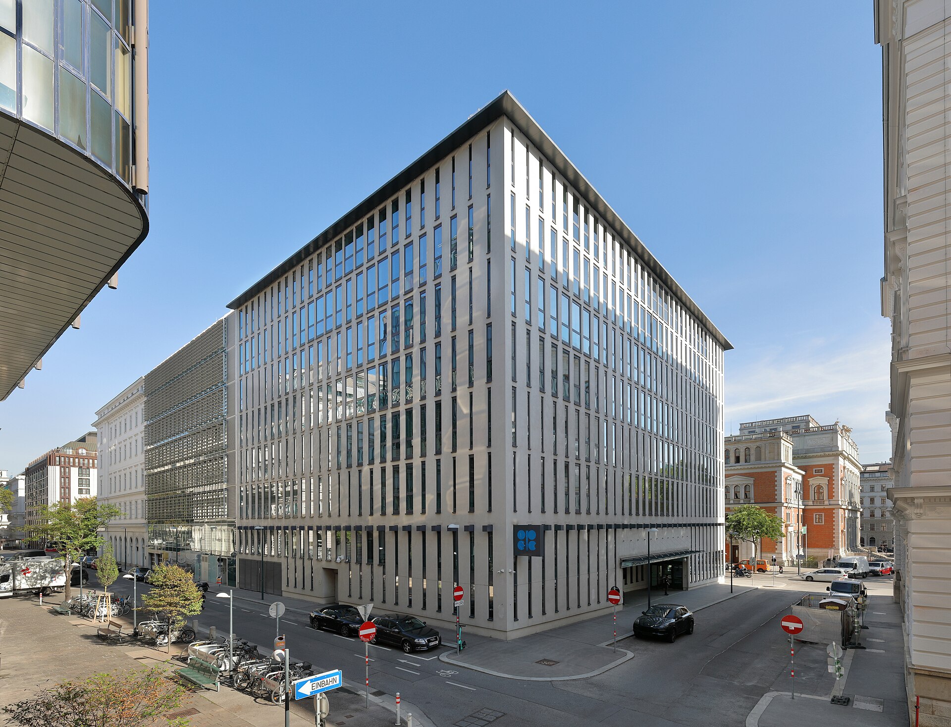 OPEC Secretariat headquarters building in Vienna, Austria, where production quota decisions that govern billions of dollars in Gulf state revenues are made — Photo: C.Stadler/Bwag, CC BY-SA 4.0
