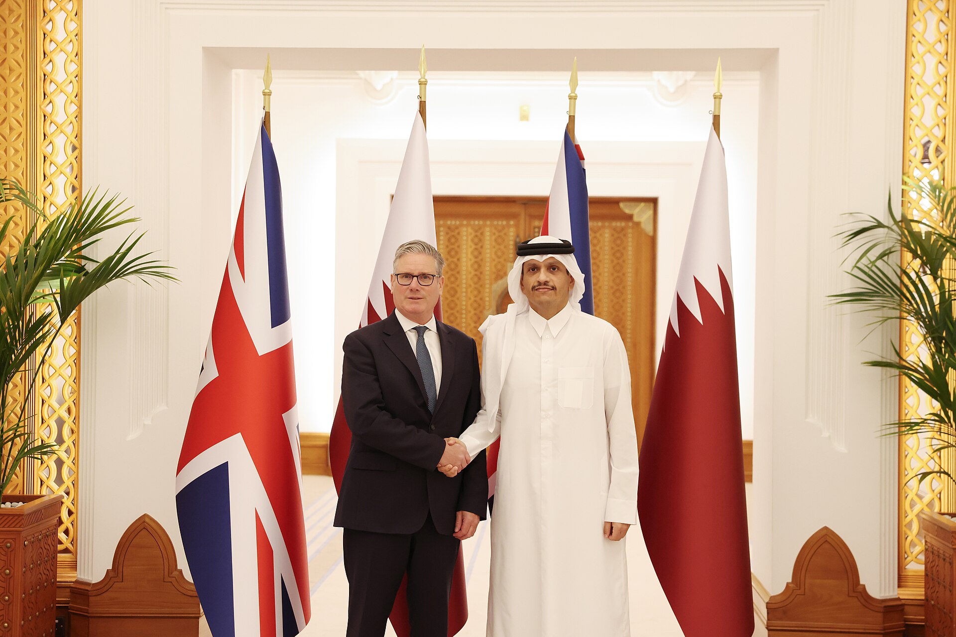 Qatar Prime Minister Sheikh Mohammed bin Abdulrahman Al Thani shakes hands with UK Prime Minister Keir Starmer at a bilateral meeting in Doha, April 2026
