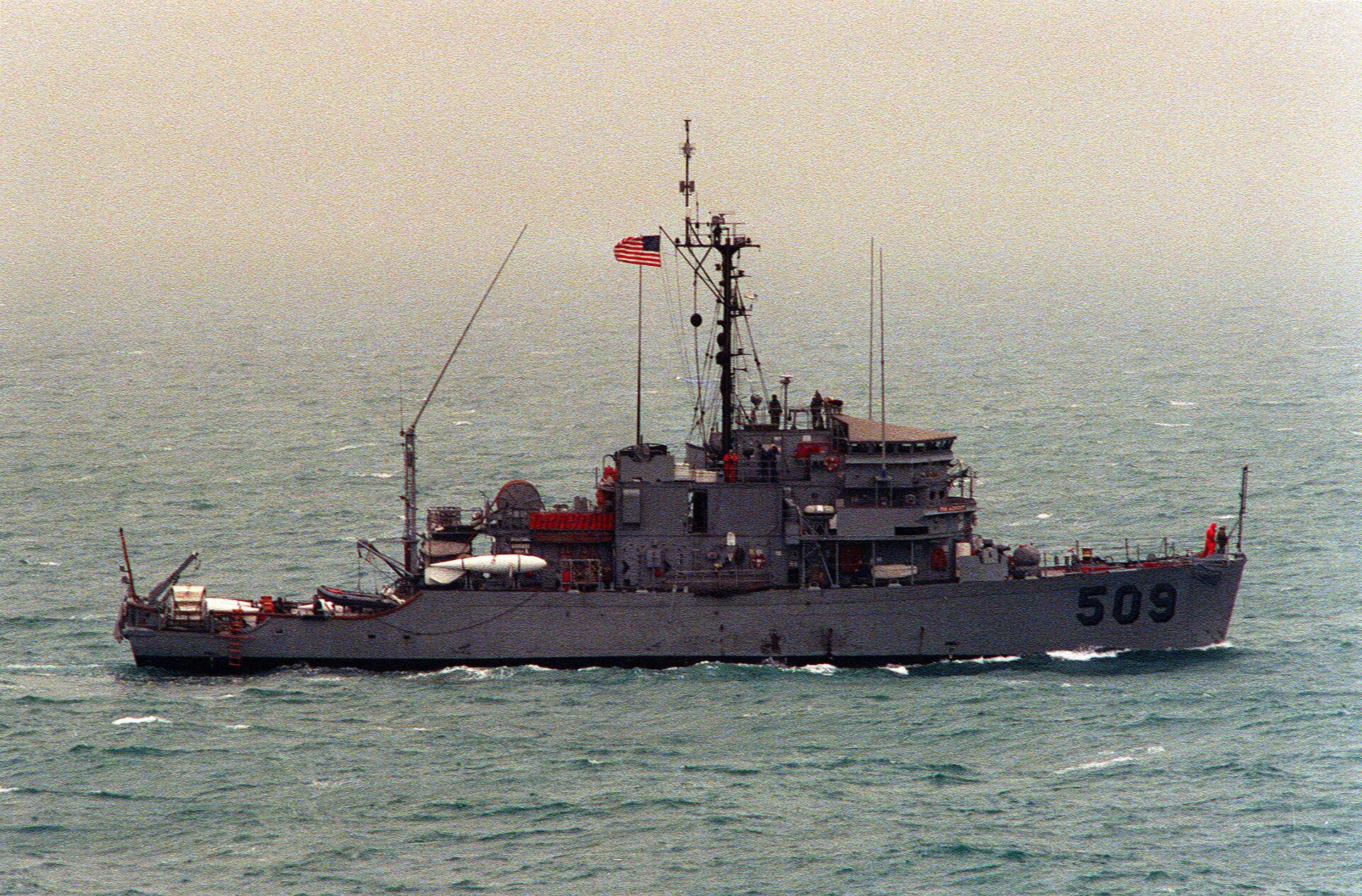 USS Adroit (MSO-509) ocean minesweeper underway during mine-clearing operations in the Persian Gulf following Operation Desert Storm, 1991. Photo: JO1 Joe Gawlowicz, USN / Public Domain