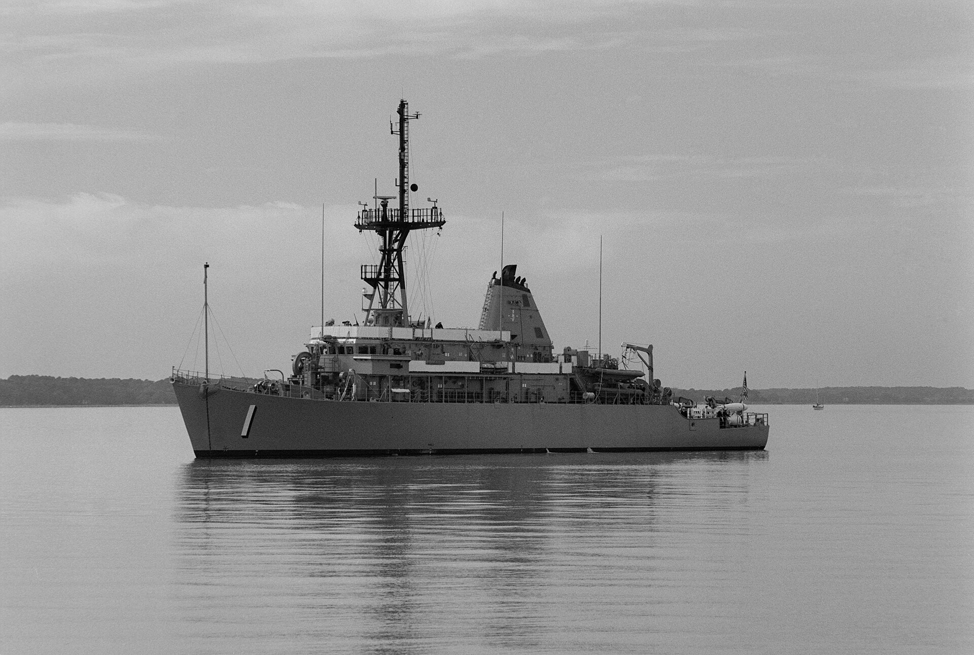 USS Avenger MCM-1, the US Navy mine countermeasures ship, underway at sea — the class of vessel conducting Strait of Hormuz clearance operations