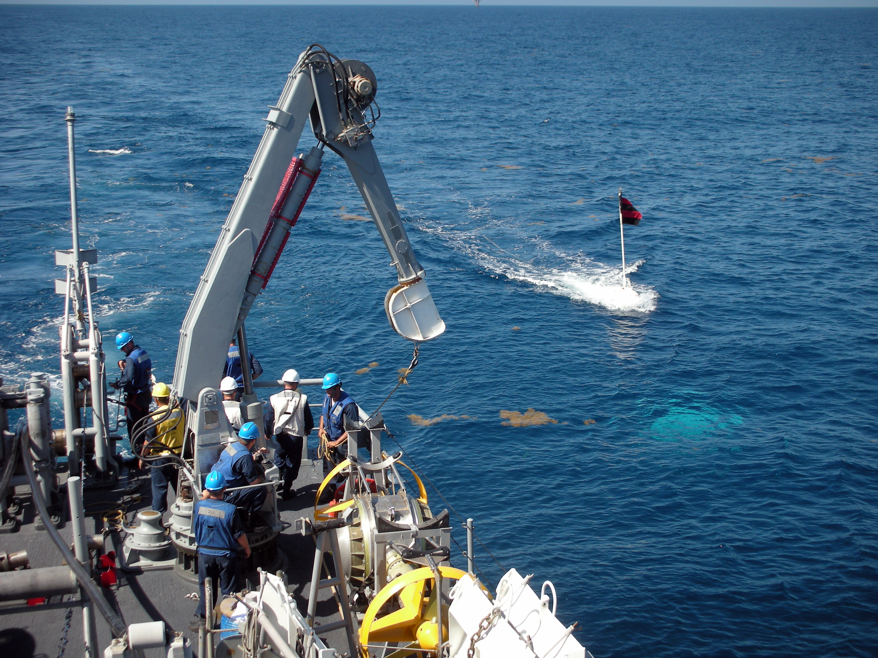 USS Devastator MCM-6 crew deploys advanced minesweeping gear during sea trials in the Gulf of Mexico, July 2008 — one of four Avenger-class vessels decommissioned in Bahrain in September 2025