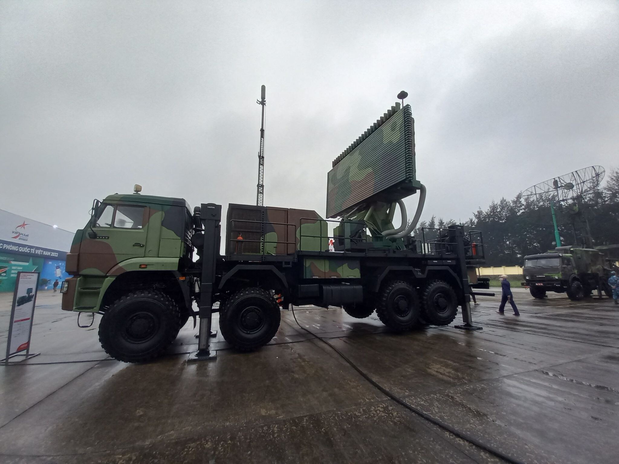 Viettel High Tech VRS-MRS 3D S-band air surveillance radar system at Vietnam Defence Expo 2022 — technology class equivalent to the BAE Systems AR-327 Commander struck at Jabal ad-Dukhan, Bahrain