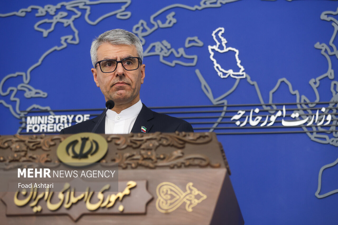 Iranian Foreign Ministry spokesman Esmaeil Baghaei at the weekly Tehran press briefing podium, Ministry of Foreign Affairs, October 2025