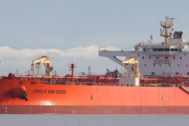 VLCC crude oil tanker Eagle San Diego at sea — a vessel of this class carries up to 2 million barrels of Saudi Arab Light crude