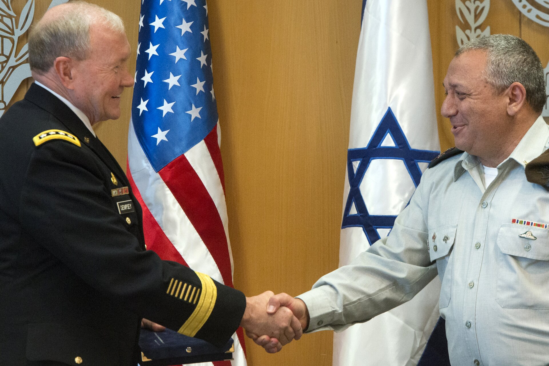 IDF Chief of Staff Lt. Gen. Gadi Eisenkot shakes hands with US Chairman of the Joint Chiefs Gen. Martin Dempsey, Tel Aviv, June 2015
