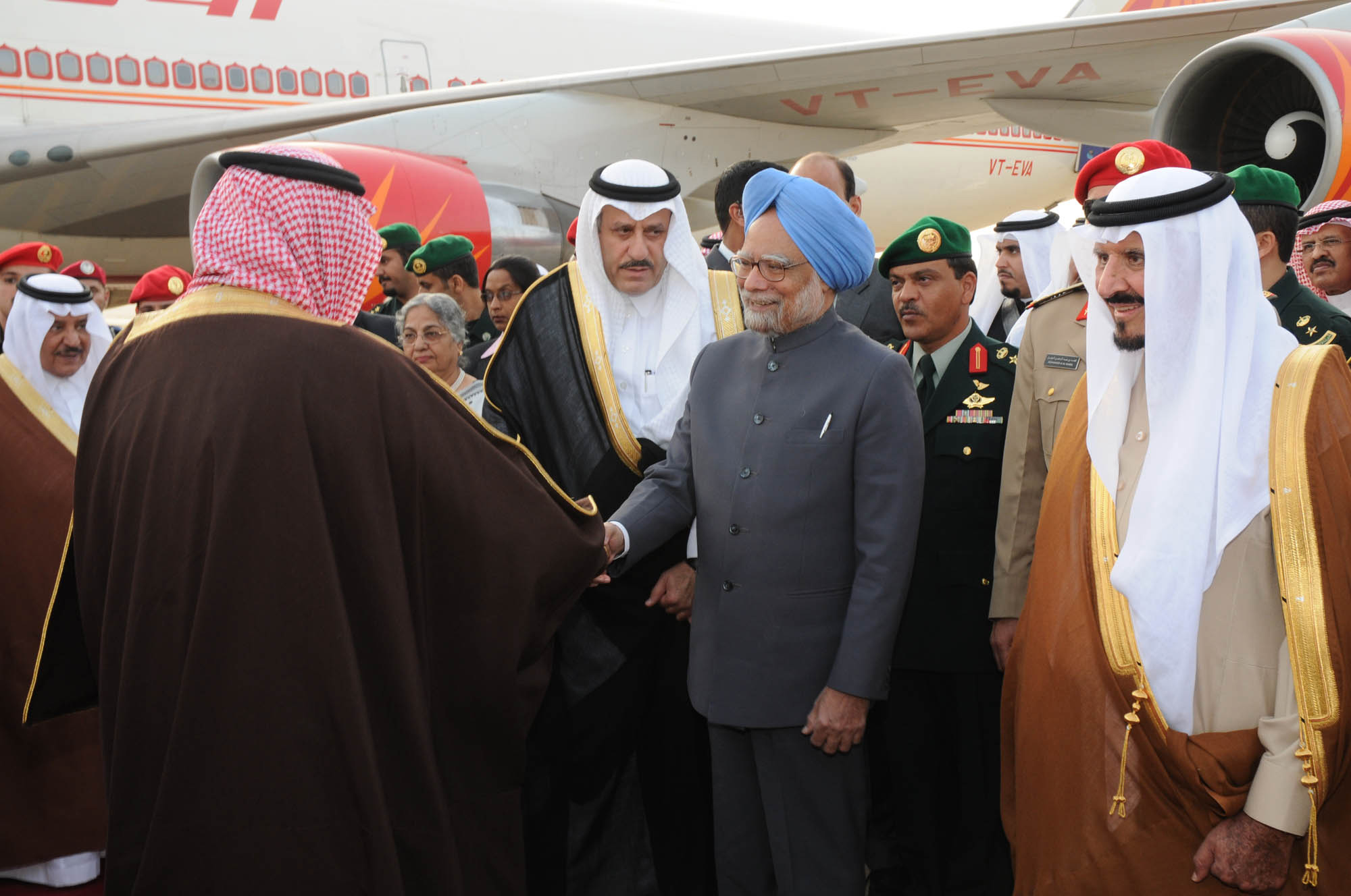 Indian Prime Minister Manmohan Singh is received by Crown Prince Sultan bin Abdul Aziz on the tarmac of King Khalid International Airport Royal Terminal, Riyadh, February 2010