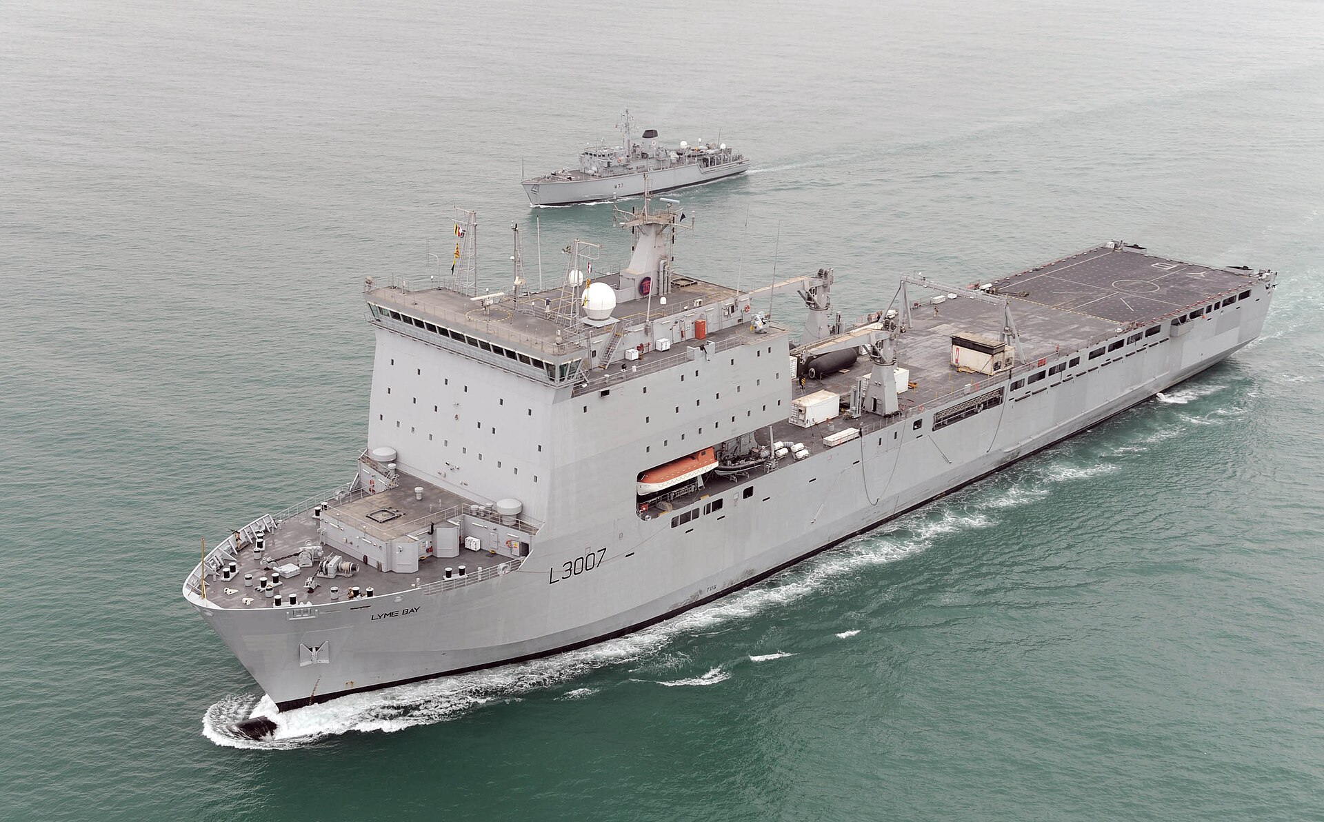 RFA Lyme Bay (L3007) operating near Kuwait alongside a Hunt-class mine countermeasures vessel — the auxiliary ship that remained Britain's only presence near the Strait of Hormuz after HMS Dragon returned to Portsmouth