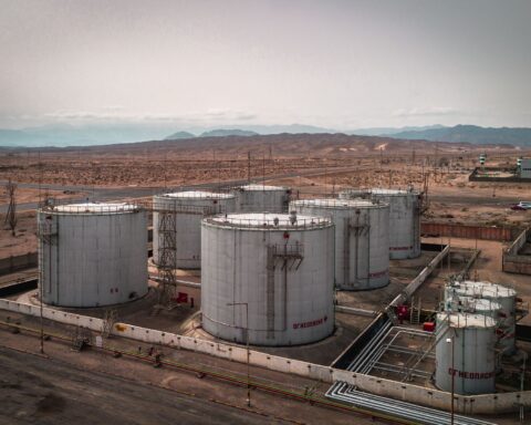 Aerial view of petroleum fuel storage tanks in desert landscape — Yemen oil infrastructure