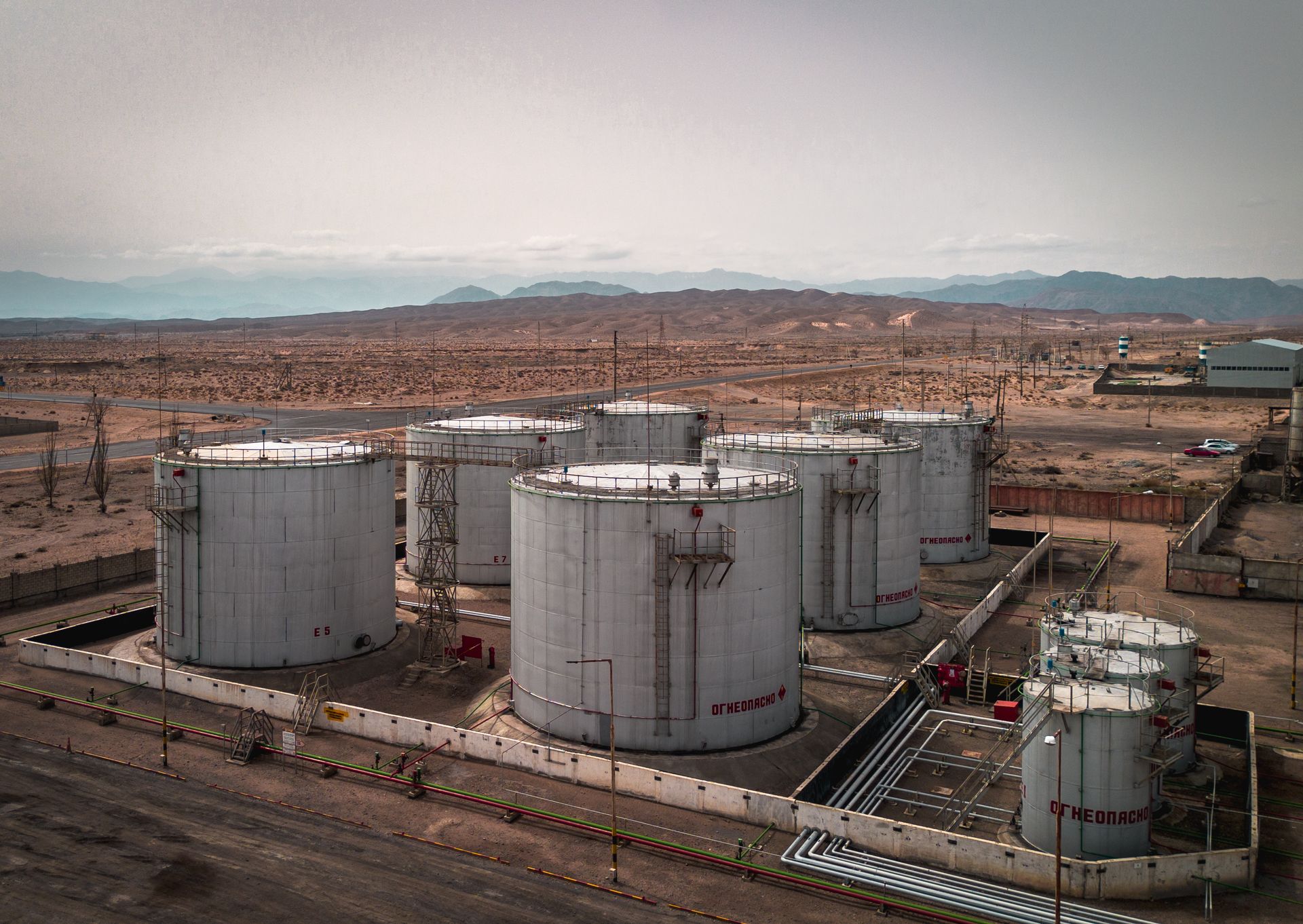 Aerial view of petroleum fuel storage tanks in desert landscape — Yemen oil infrastructure